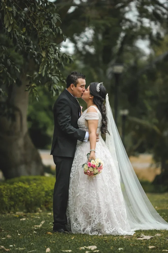 Couple de mariés s'embrassant en extérieur