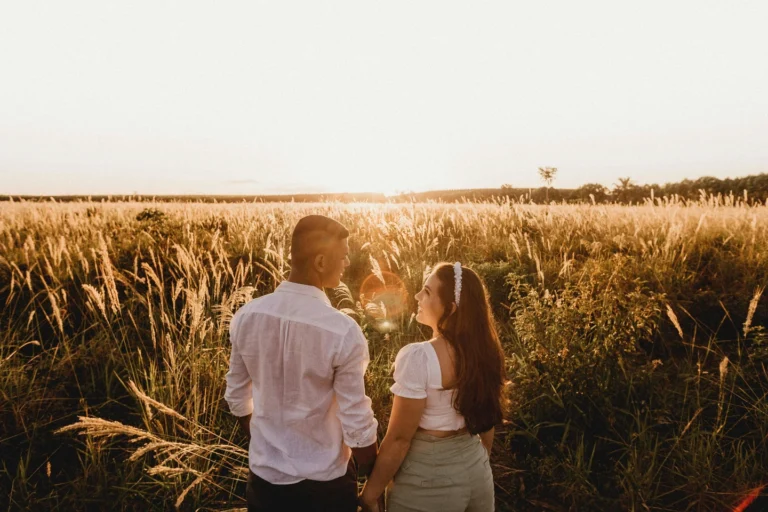 Couple souriant dans les champs