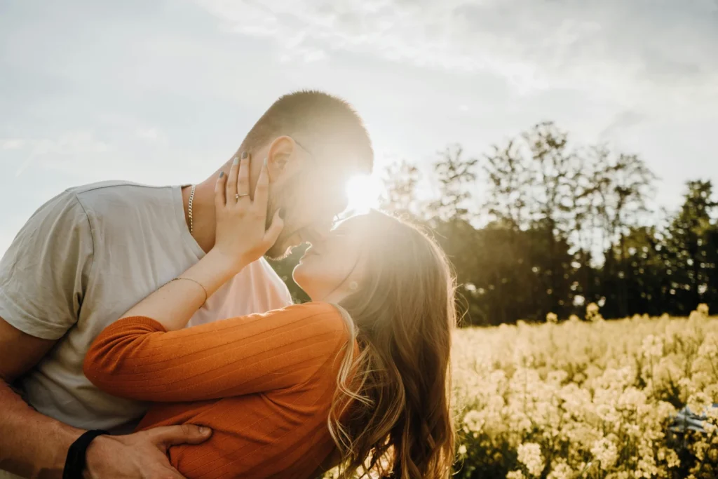 Couple s'enlaçant dans les champs