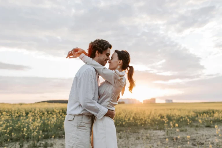 Couple s'enlaçant dans les champs